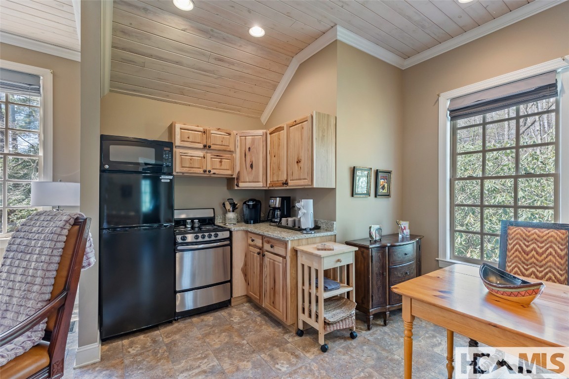 Highlands, North Carolina 28741, United States, 4 Bedrooms Bedrooms, ,5 BathroomsBathrooms,Residential,Active,194511