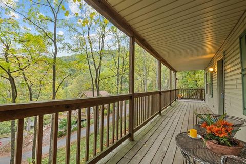 Photo of 42 Greenview Dr, Maggie Valley, NC 28751 (MLS # 26042381)