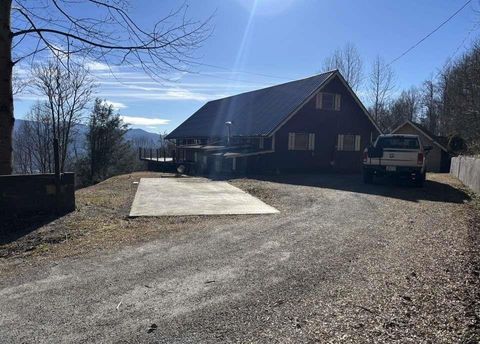 Photo of 1516 Kitchens Branch Rd, Sylva, NC 28779 (MLS # 26043200)