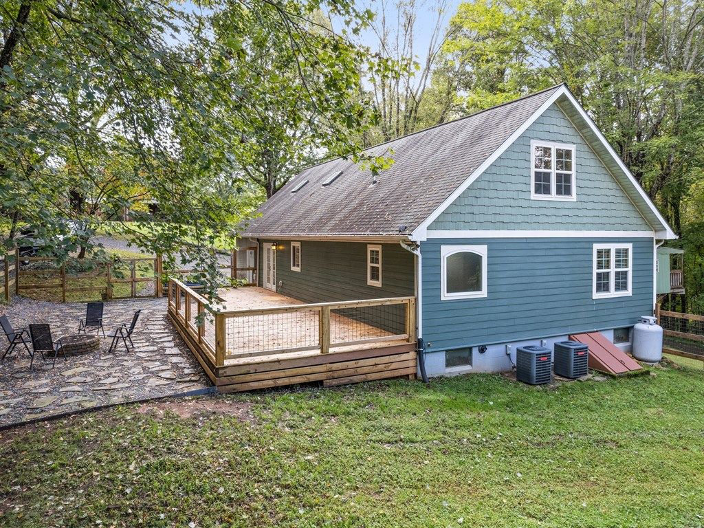 Photo of 364 Lee St, Sylva, NC 28779 (MLS # 26042289)