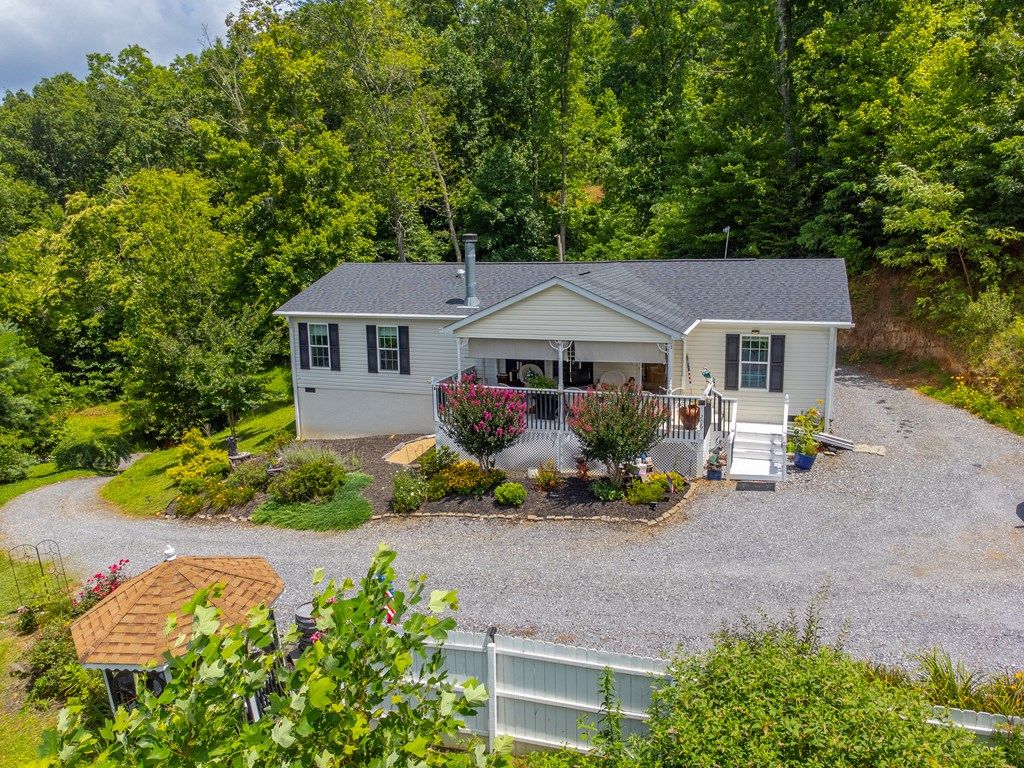 Photo of 206 Red Rile Trail, Sylva, NC 28779 (MLS # 26041786)