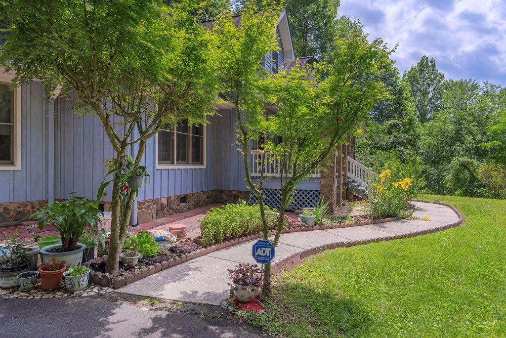 Photo of 98 Choga Ridge, Whittier, NC 28789 (MLS # 26042202)