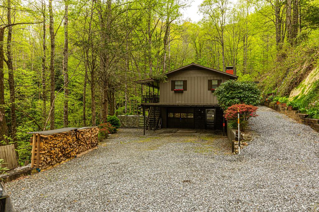 Whittier, North Carolina 28789, United States, 2 Bedrooms Bedrooms, ,3 BathroomsBathrooms,Residential,Pending,62827