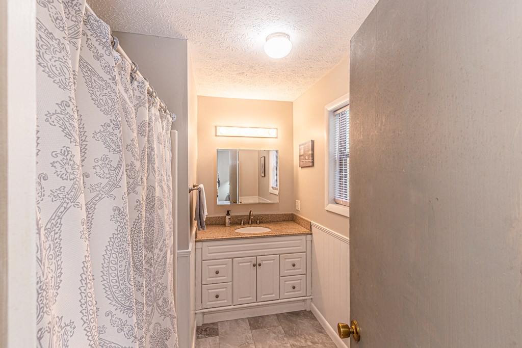 Whittier, North Carolina 28789, United States, 2 Bedrooms Bedrooms, ,3 BathroomsBathrooms,Residential,Pending,62827