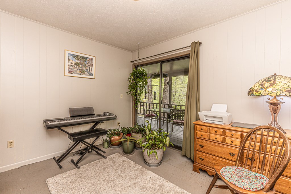 Whittier, North Carolina 28789, United States, 2 Bedrooms Bedrooms, ,3 BathroomsBathrooms,Residential,Pending,62827