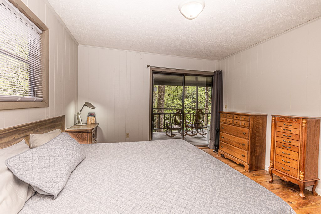 Whittier, North Carolina 28789, United States, 2 Bedrooms Bedrooms, ,3 BathroomsBathrooms,Residential,Pending,62827