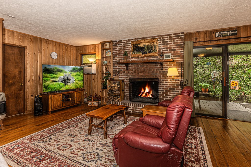 Whittier, North Carolina 28789, United States, 2 Bedrooms Bedrooms, ,3 BathroomsBathrooms,Residential,Pending,62827