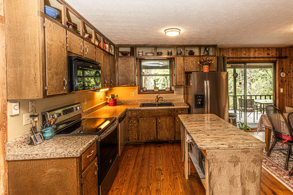 Whittier, North Carolina 28789, United States, 2 Bedrooms Bedrooms, ,3 BathroomsBathrooms,Residential,Pending,62827