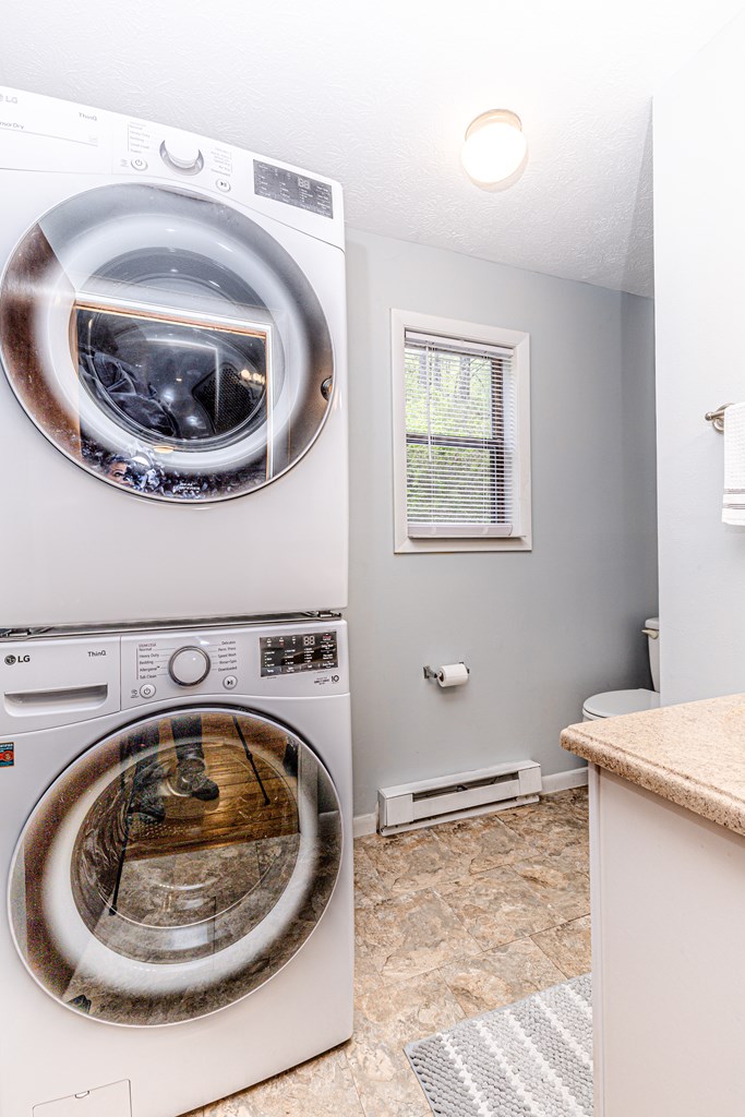 Whittier, North Carolina 28789, United States, 2 Bedrooms Bedrooms, ,3 BathroomsBathrooms,Residential,Pending,62827