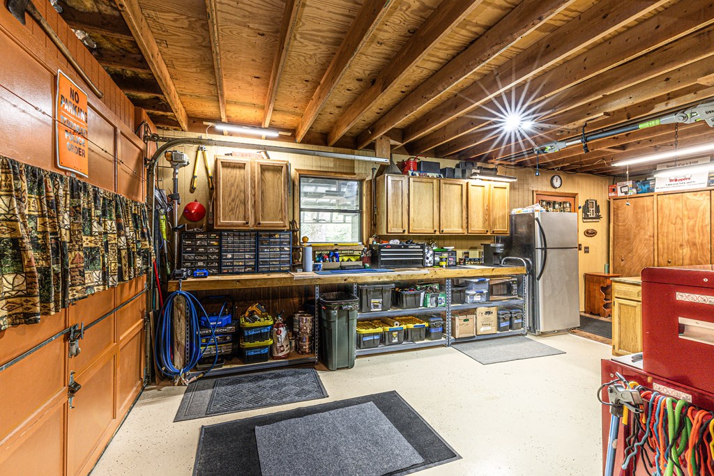 Whittier, North Carolina 28789, United States, 2 Bedrooms Bedrooms, ,3 BathroomsBathrooms,Residential,Pending,62827