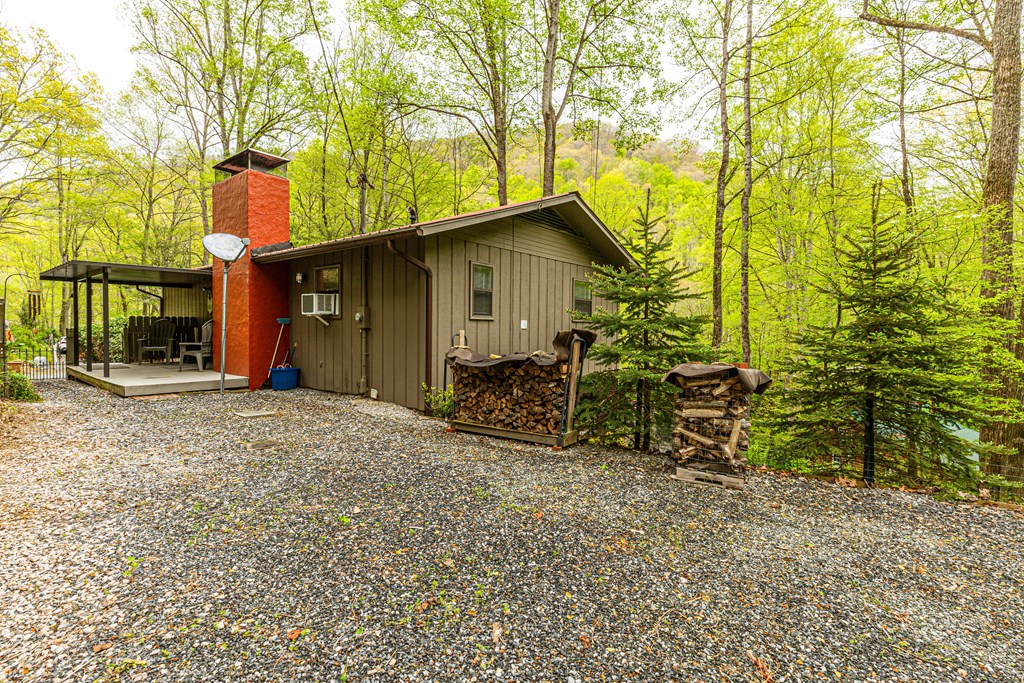 Whittier, North Carolina 28789, United States, 2 Bedrooms Bedrooms, ,3 BathroomsBathrooms,Residential,Pending,62827