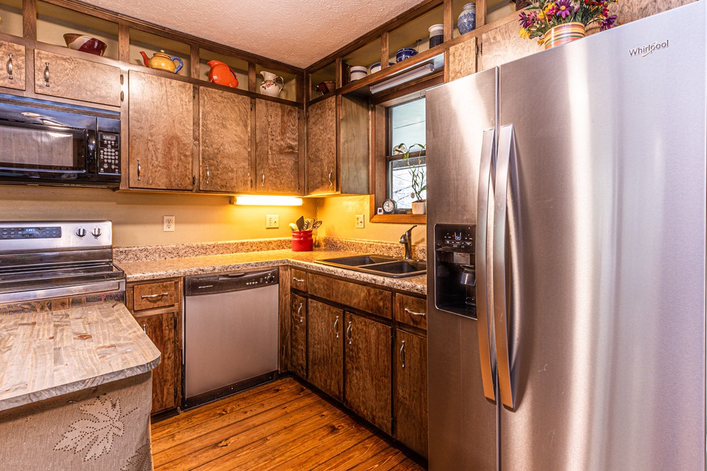 Whittier, North Carolina 28789, United States, 2 Bedrooms Bedrooms, ,3 BathroomsBathrooms,Residential,Pending,62827