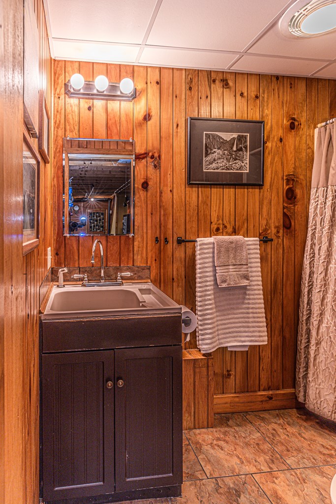 Whittier, North Carolina 28789, United States, 2 Bedrooms Bedrooms, ,3 BathroomsBathrooms,Residential,Pending,62827