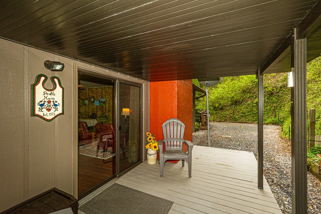 Whittier, North Carolina 28789, United States, 2 Bedrooms Bedrooms, ,3 BathroomsBathrooms,Residential,Pending,62827