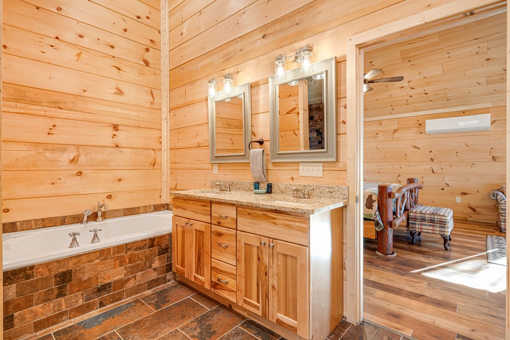 Bryson City, North Carolina 28713, United States, 4 Bedrooms Bedrooms, ,3 BathroomsBathrooms,Residential,Active,30838