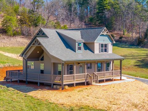 Photo of 50 Fairview St, Franklin, NC 28734 (MLS # 26042387)
