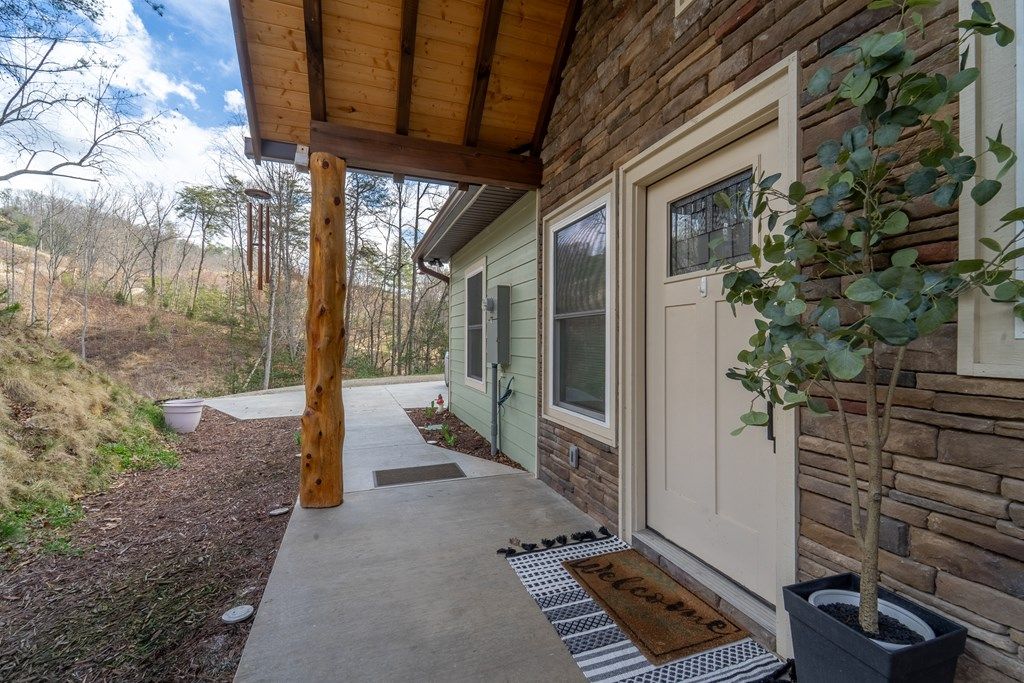 Photo of 79 Abbey View Rd, Bryson City, NC 28713 (MLS # 26046853)