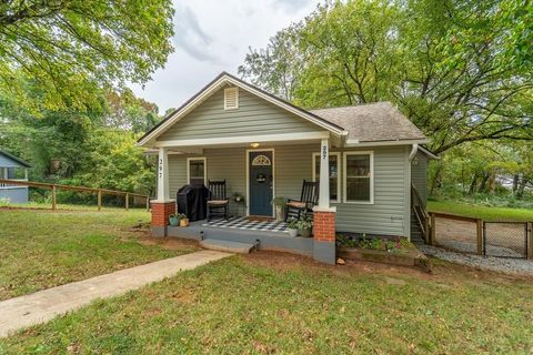 Photo of 297 Watauga St, Franklin, NC 28734 (MLS # 26042294)