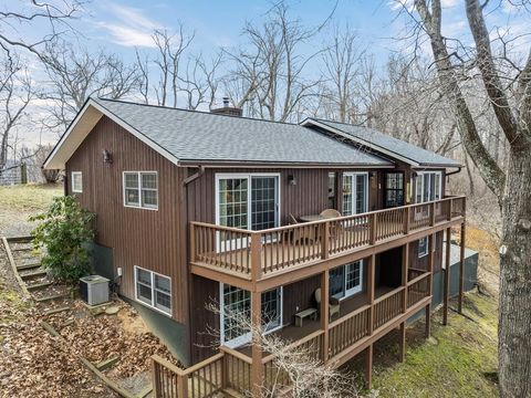 Photo of 415 Treetop Ln, Waynesville, NC 28785 (MLS # 26046740)