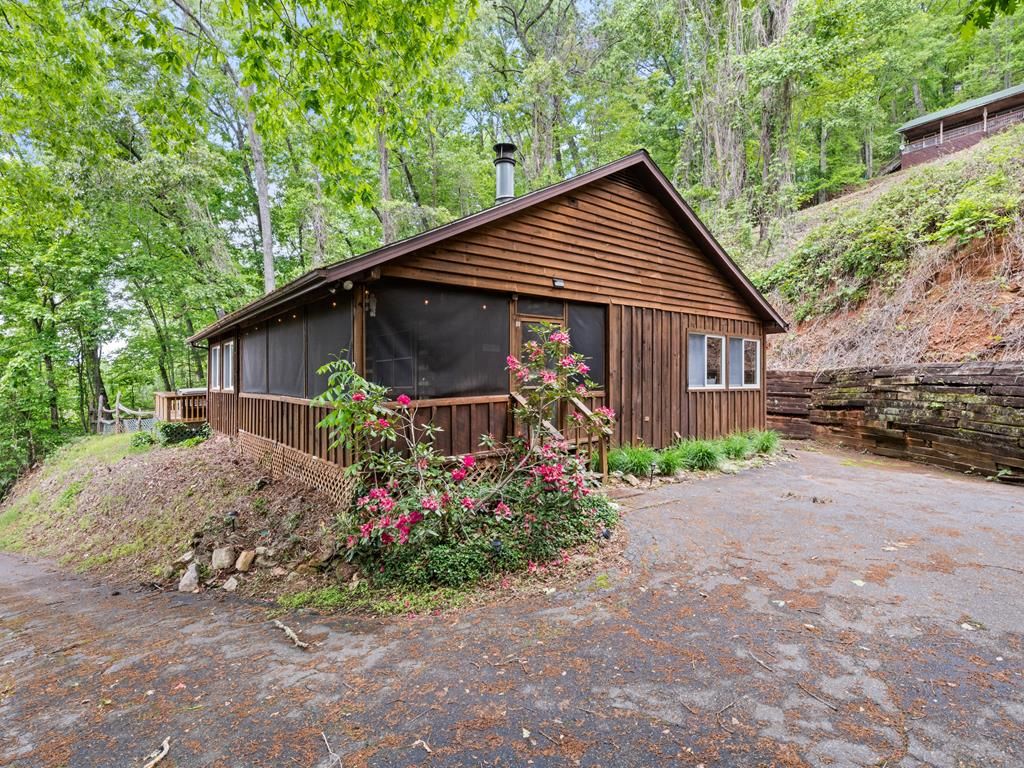 Photo of 237 Biltmore Circle, Bryson City, NC 28713 (MLS # 26040917)