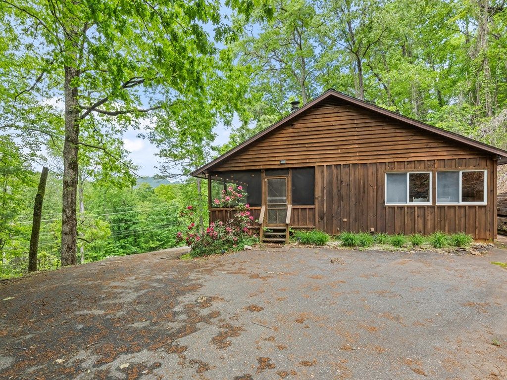 Photo of 237 Biltmore Circle, Bryson City, NC 28713 (MLS # 26040917)