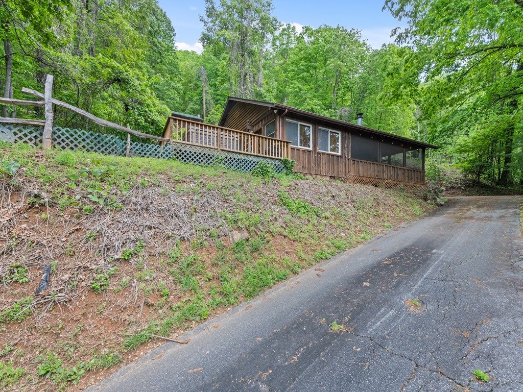 Photo of 237 Biltmore Circle, Bryson City, NC 28713 (MLS # 26040917)