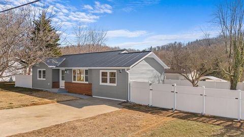 Photo of 83 Hillside St, Franklin, NC 28734 (MLS # 26043193)
