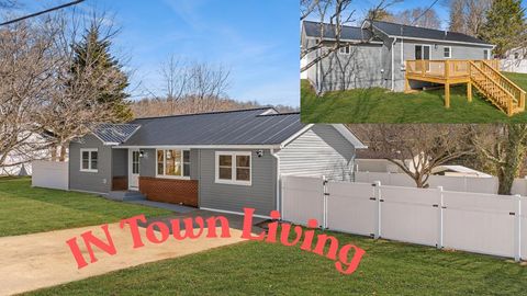 Photo of 83 Hillside St, Franklin, NC 28734 (MLS # 26043193)