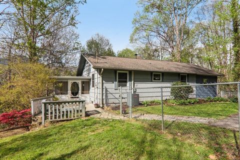 Photo of 74 Link Cir, Maggie Valley, NC 28751 (MLS # 26046960)