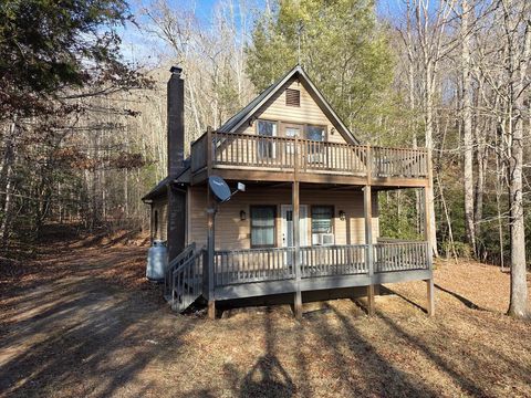 Photo of 681 Bradley Rd, Franklin, NC 28734 (MLS # 26043158)