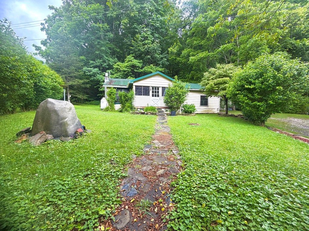 Photo of 11 Collins Cove, Robbinsville, NC 28771 (MLS # 26047560)
