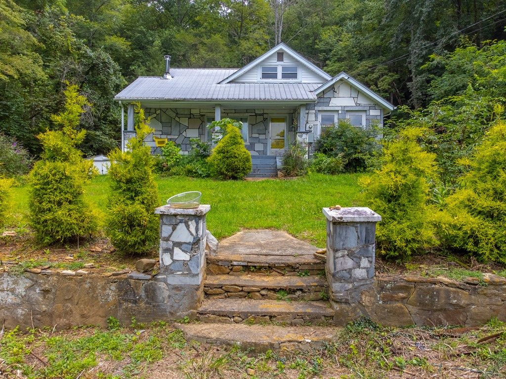 Photo of 105 Marble Dr, Sylva, NC 28779 (MLS # 26041946)