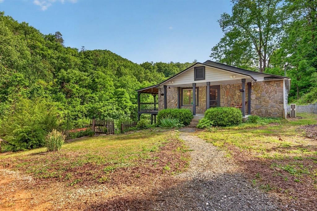 Photo of 17 Moonlight Trail, Bryson City, NC 28713 (MLS # 26047377)