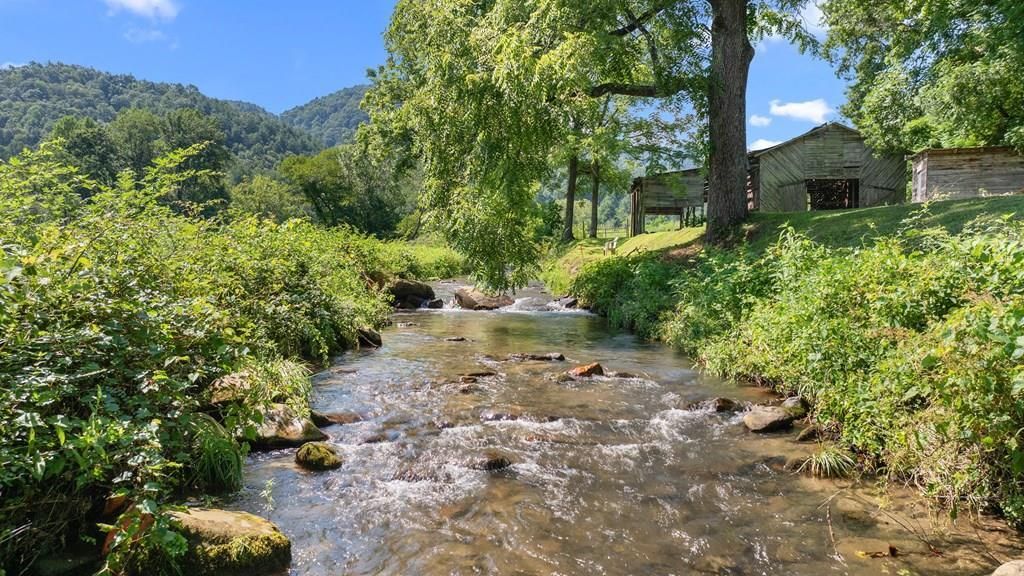 Photo of 651 Lower Stecoah Rd, Robbinsville (Graham), NC 28771 (MLS # 26041854)