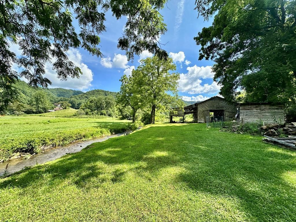 Photo of 651 Lower Stecoah Rd, Robbinsville (Graham), NC 28771 (MLS # 26041854)