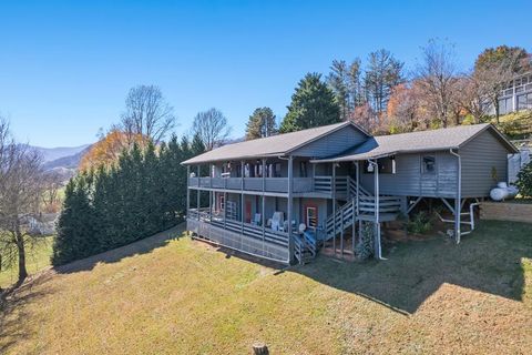 Photo of 443 Cedarwood Dr, Waynesville, NC 28785 (MLS # 26042622)