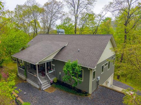 Photo of 610 Highlander Loop Ln, Franklin, NC 28734 (MLS # 26047078)