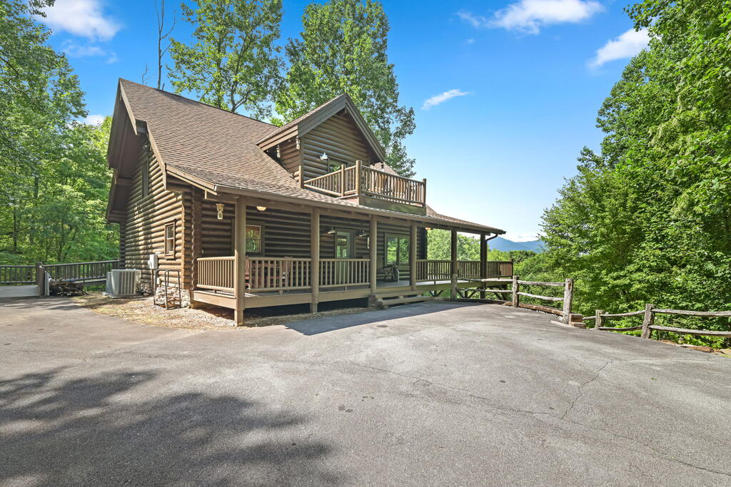 Photo of 316 Canvas Back Ct, Whittier, NC 28789 (MLS # 26048394)