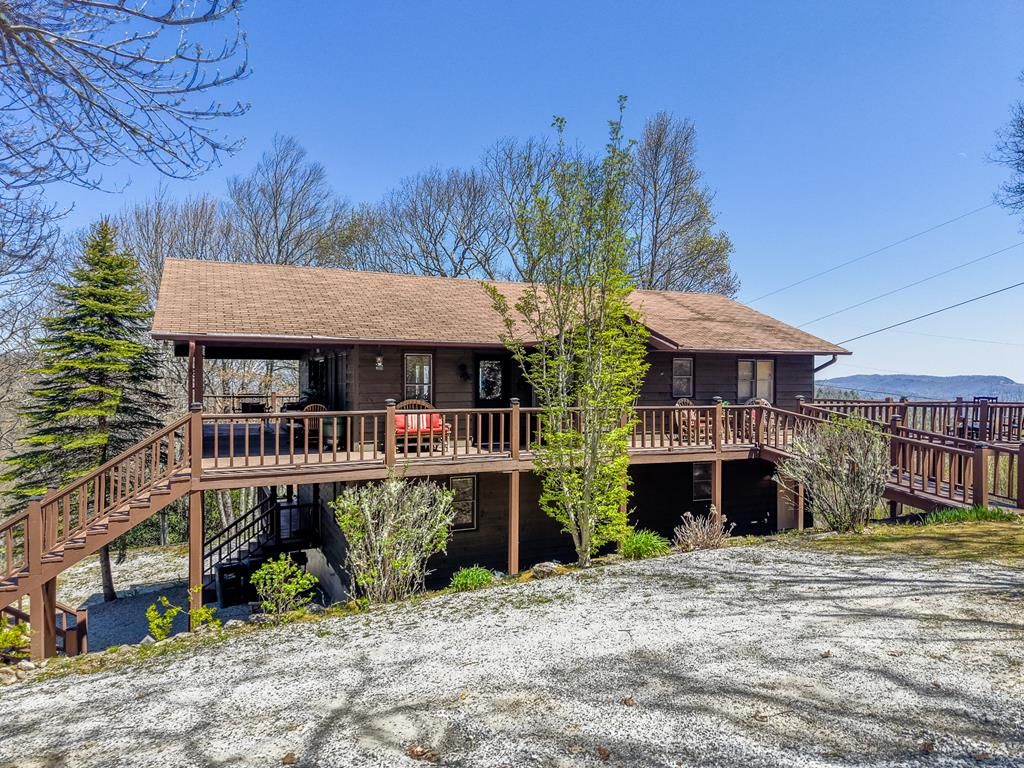 Photo of 623 Buggy Barn Rd, Cullowhee, NC 28723 (MLS # 26047026)