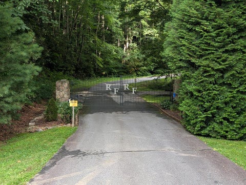 Photo of 87 Rainbow Ridge Rd, Franklin, NC 28734 (MLS # 26048058)