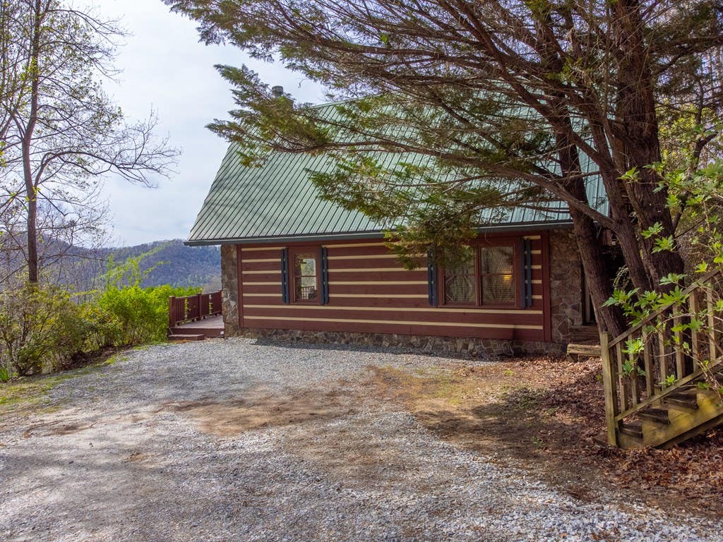 Photo of 183 Ridge Place, Bryson City, NC 28713 (MLS # 26048091)