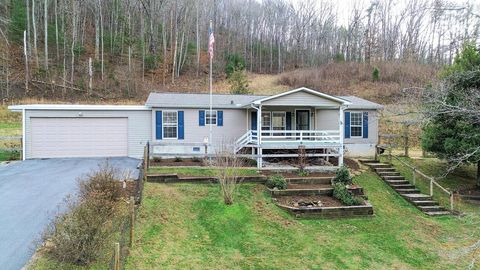Photo of 171 Kimsey Ln, Franklin, NC 28734 (MLS # 26042918)