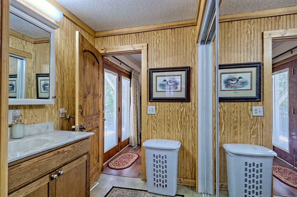 Otto, North Carolina 28763, United States, 3 Bedrooms Bedrooms, ,3 BathroomsBathrooms,Residential,Pending,221118