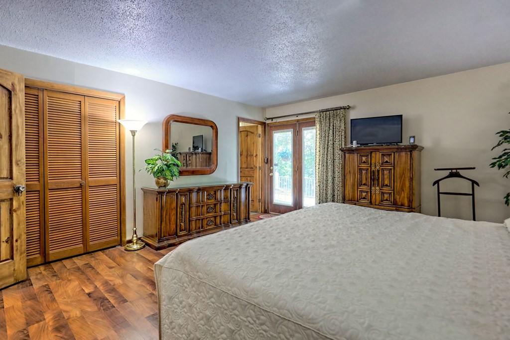 Otto, North Carolina 28763, United States, 3 Bedrooms Bedrooms, ,3 BathroomsBathrooms,Residential,Pending,221118