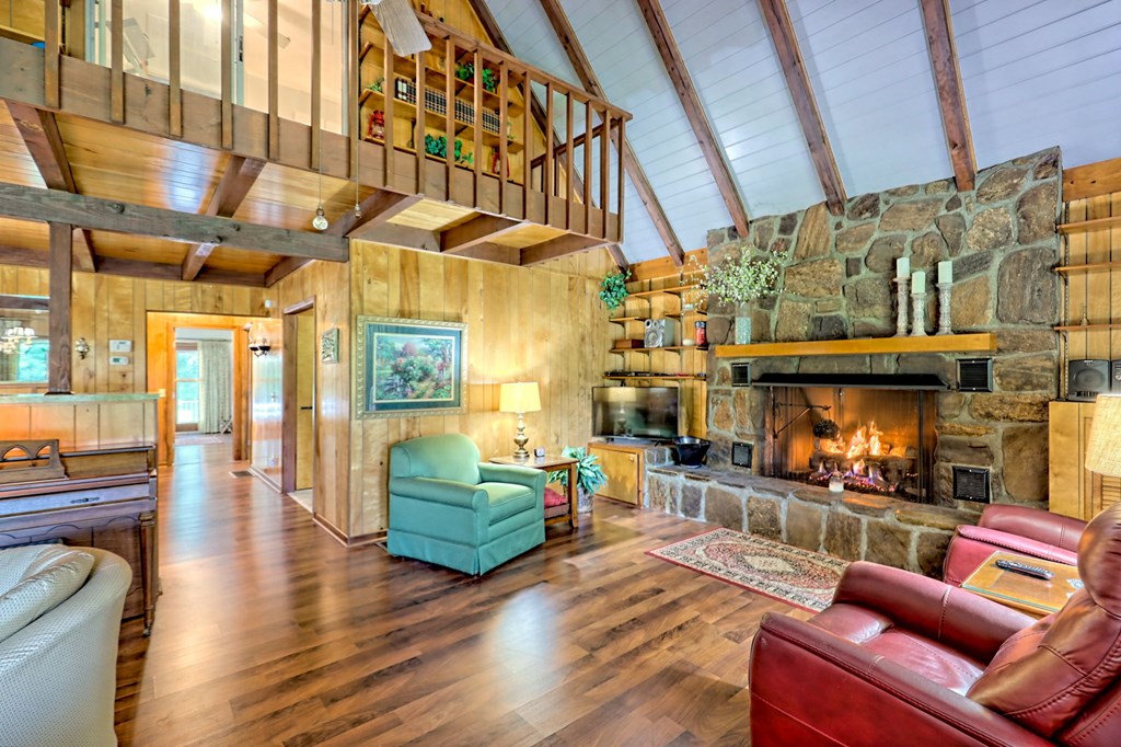 Otto, North Carolina 28763, United States, 3 Bedrooms Bedrooms, ,3 BathroomsBathrooms,Residential,Pending,221118