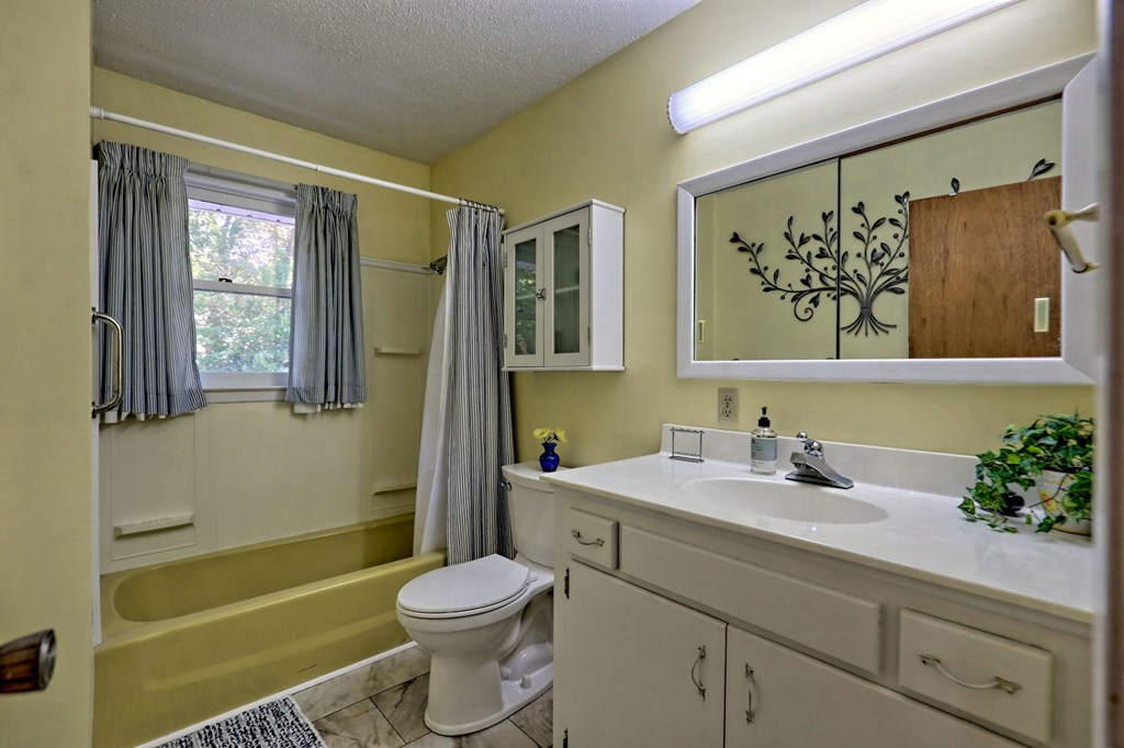 Otto, North Carolina 28763, United States, 3 Bedrooms Bedrooms, ,3 BathroomsBathrooms,Residential,Pending,221118