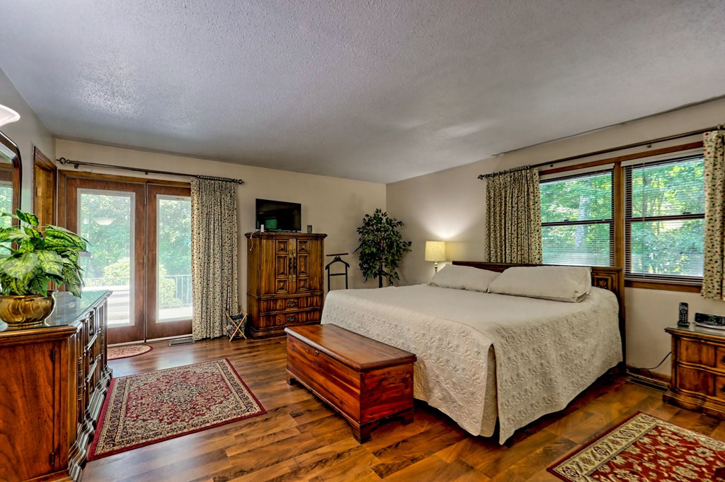 Otto, North Carolina 28763, United States, 3 Bedrooms Bedrooms, ,3 BathroomsBathrooms,Residential,Pending,221118