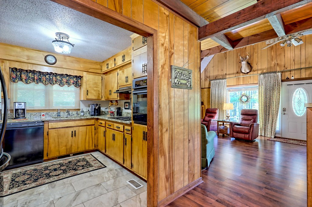 Otto, North Carolina 28763, United States, 3 Bedrooms Bedrooms, ,3 BathroomsBathrooms,Residential,Pending,221118