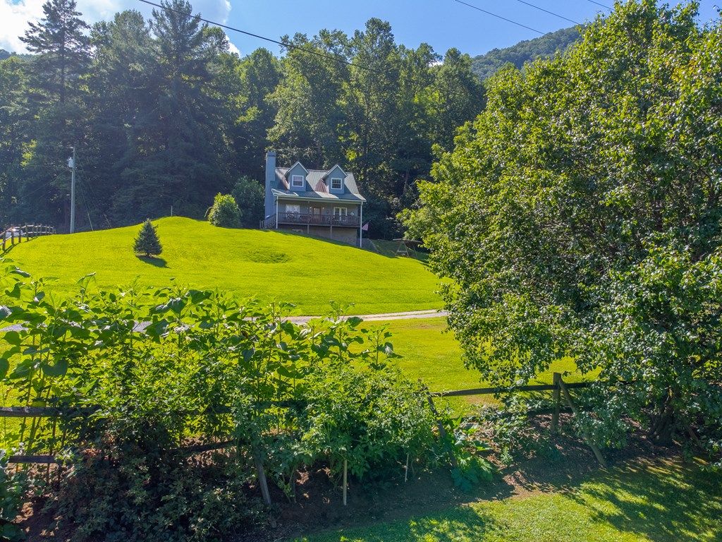 Photo of 54 Barnwood Way, Whittier, NC 28789 (MLS # 26041747)