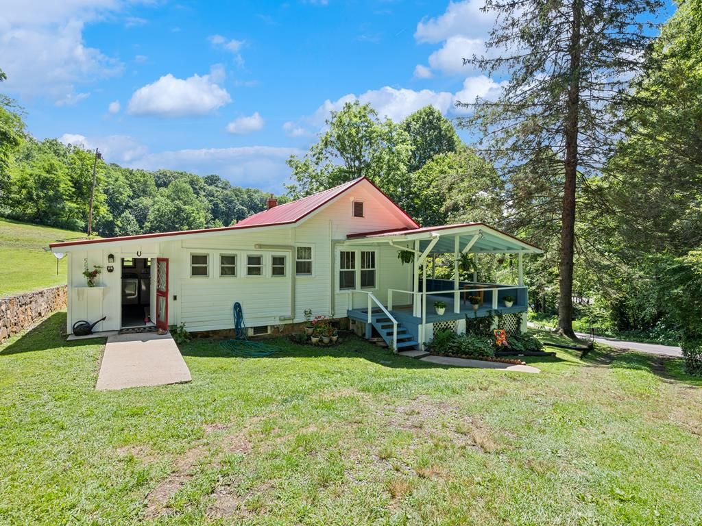 Photo of 556 Crawford Cemetery Rd, Sylva, NC 28779 (MLS # 26041654)